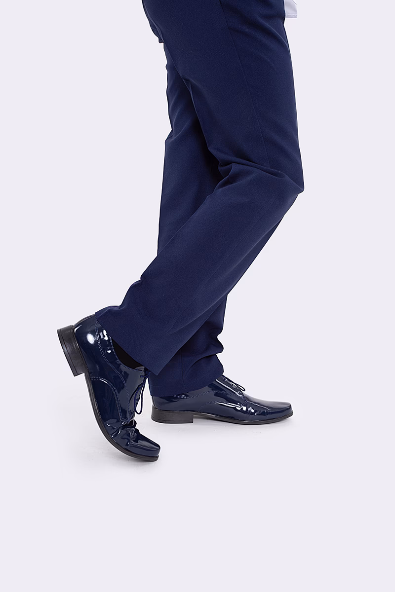 Jakie buty do granatowego garnituru na komunie dla chłopca?