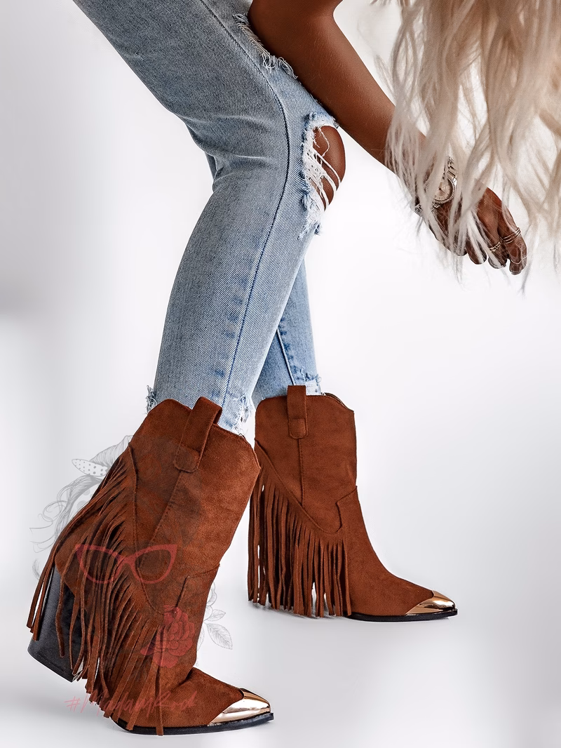 Jak nosić kowbojki z frędzlami?