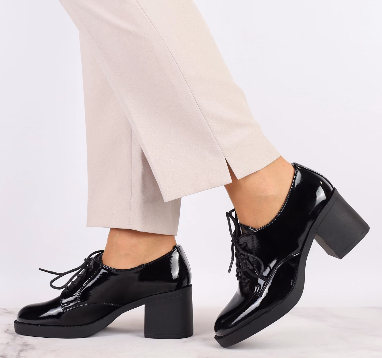 Z czym nosić lakierowane botki?