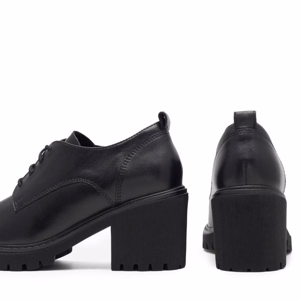 Półbuty Lasocki – jaki materiał wybrać?