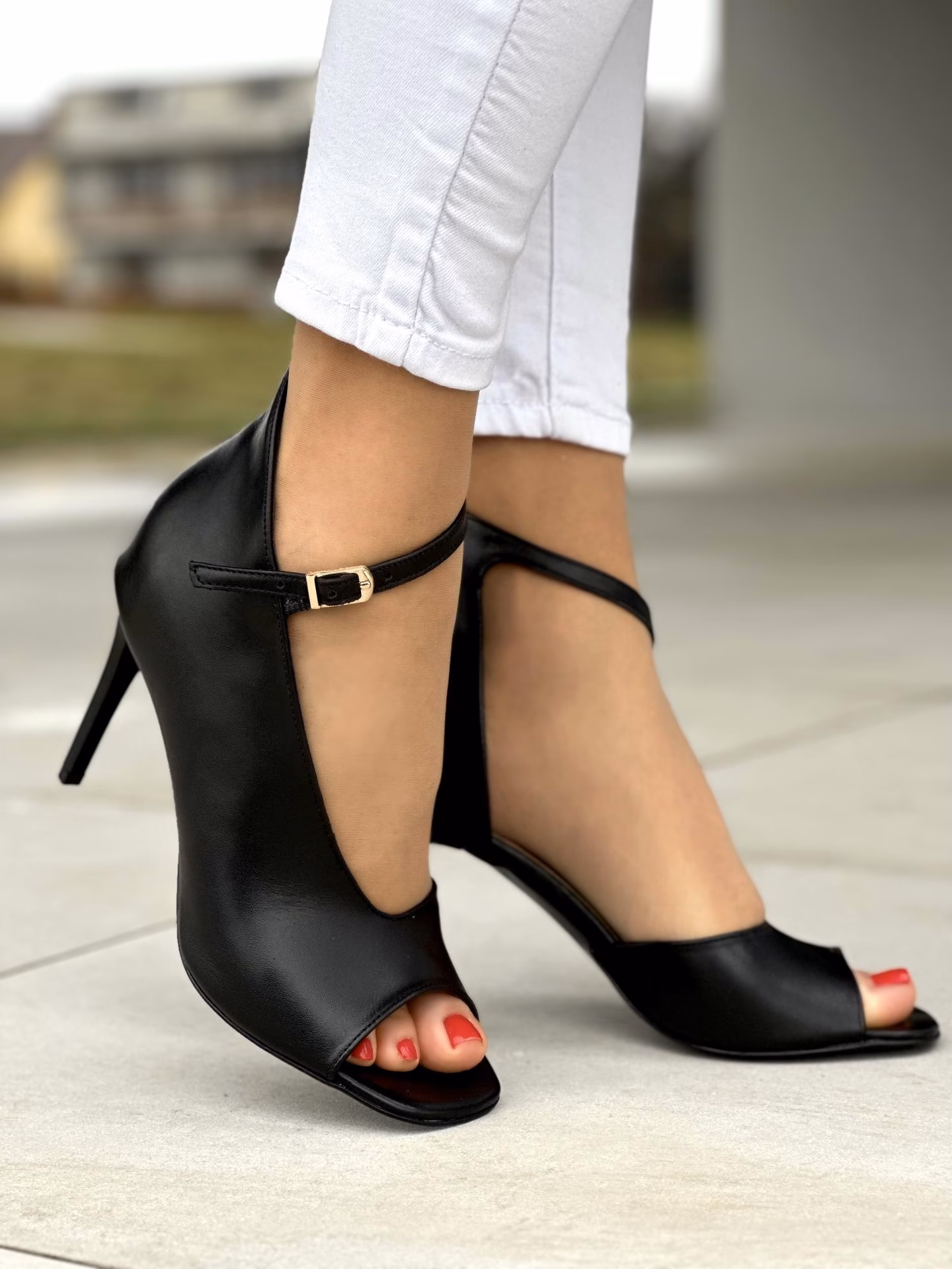 Jak dopasować buty na obcasie do sukienki?