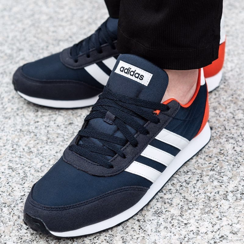 Adidas V Racer 2.0 – co to za model?