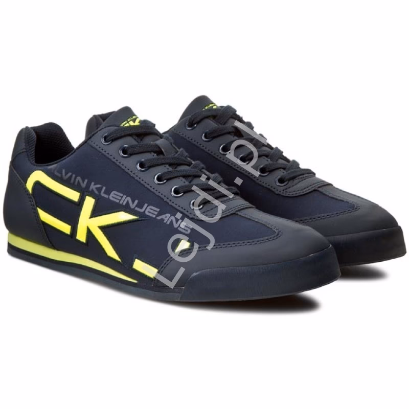 Jak czyścić białe sneakersy skórzane?