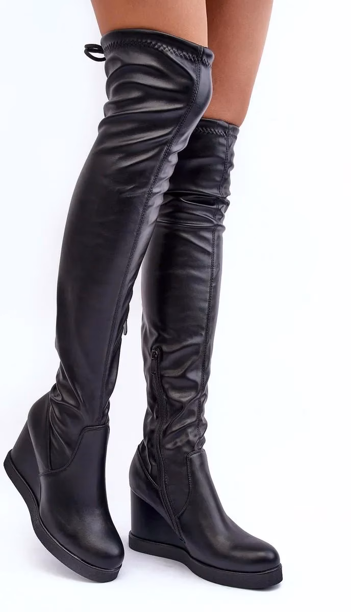 Czy kozaki pasują do sukienki?