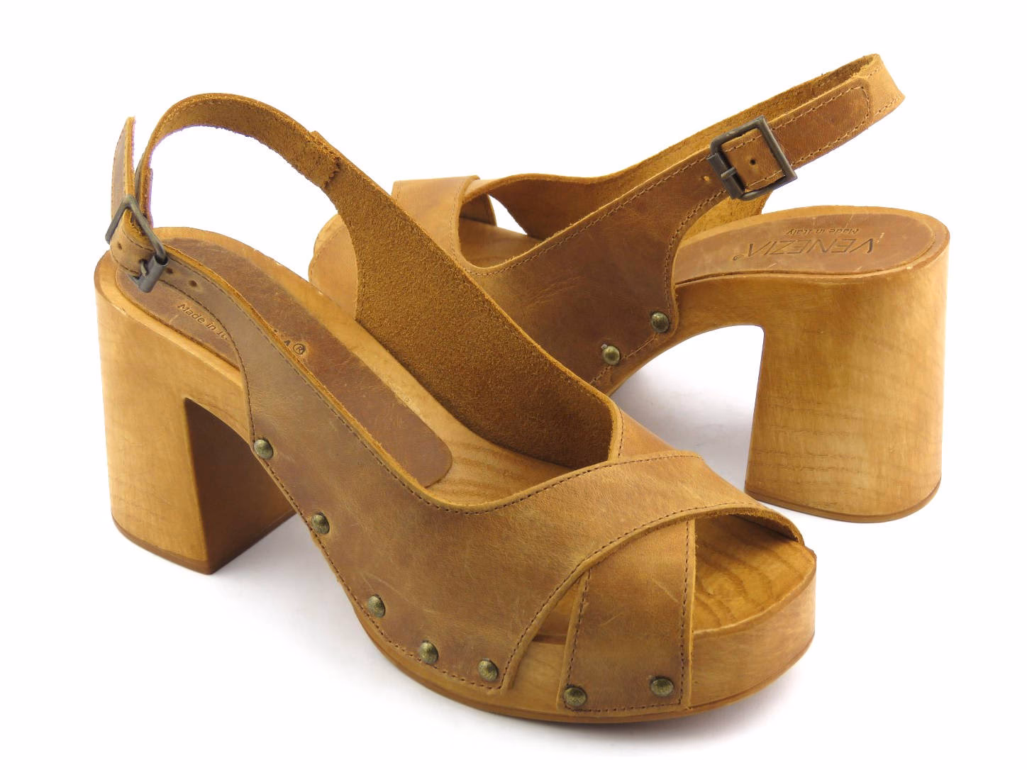 Z czym łączyć buty na koturnie?