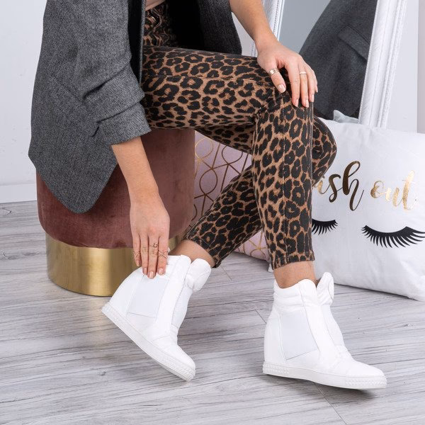 Jak nosić sneakersy na koturnie?