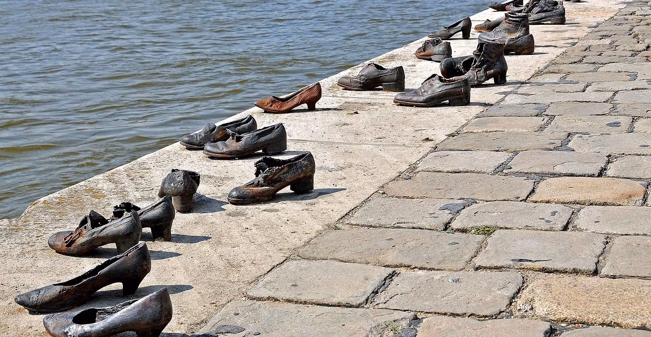 Dlaczego buty na brzegu Dunaju?