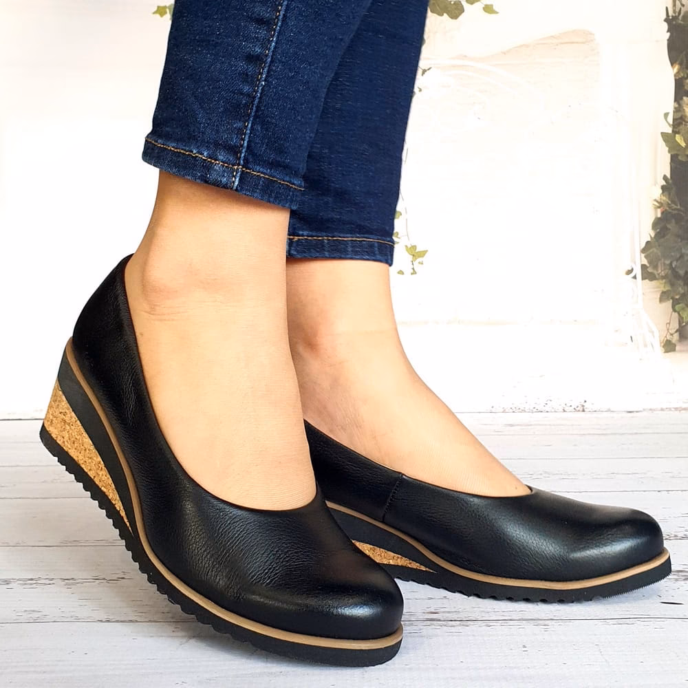 Jakie buty do sukienki na koturnie?