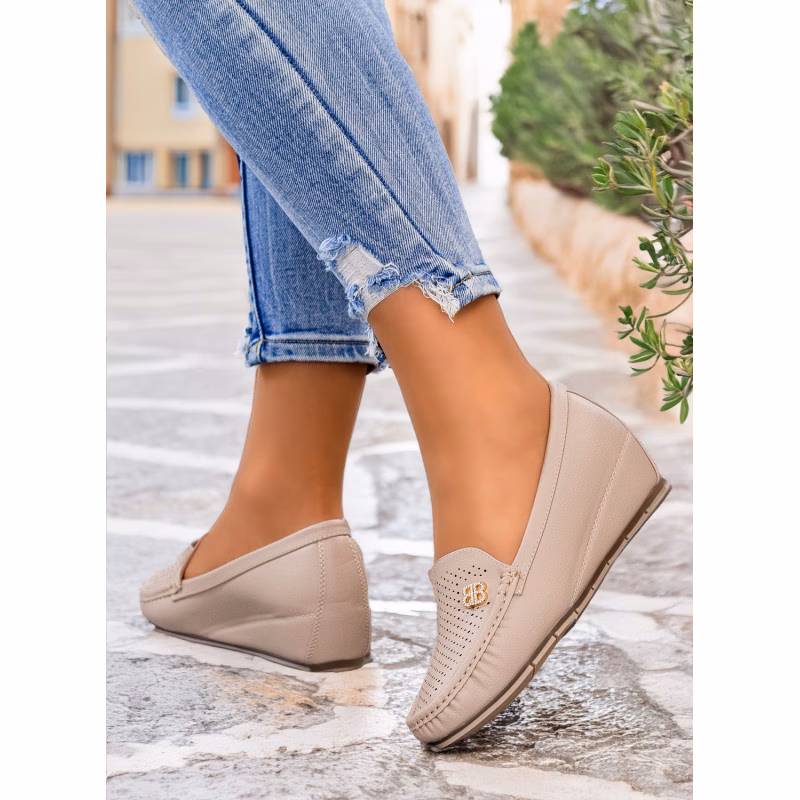 Czy buty na koturnie są modne?