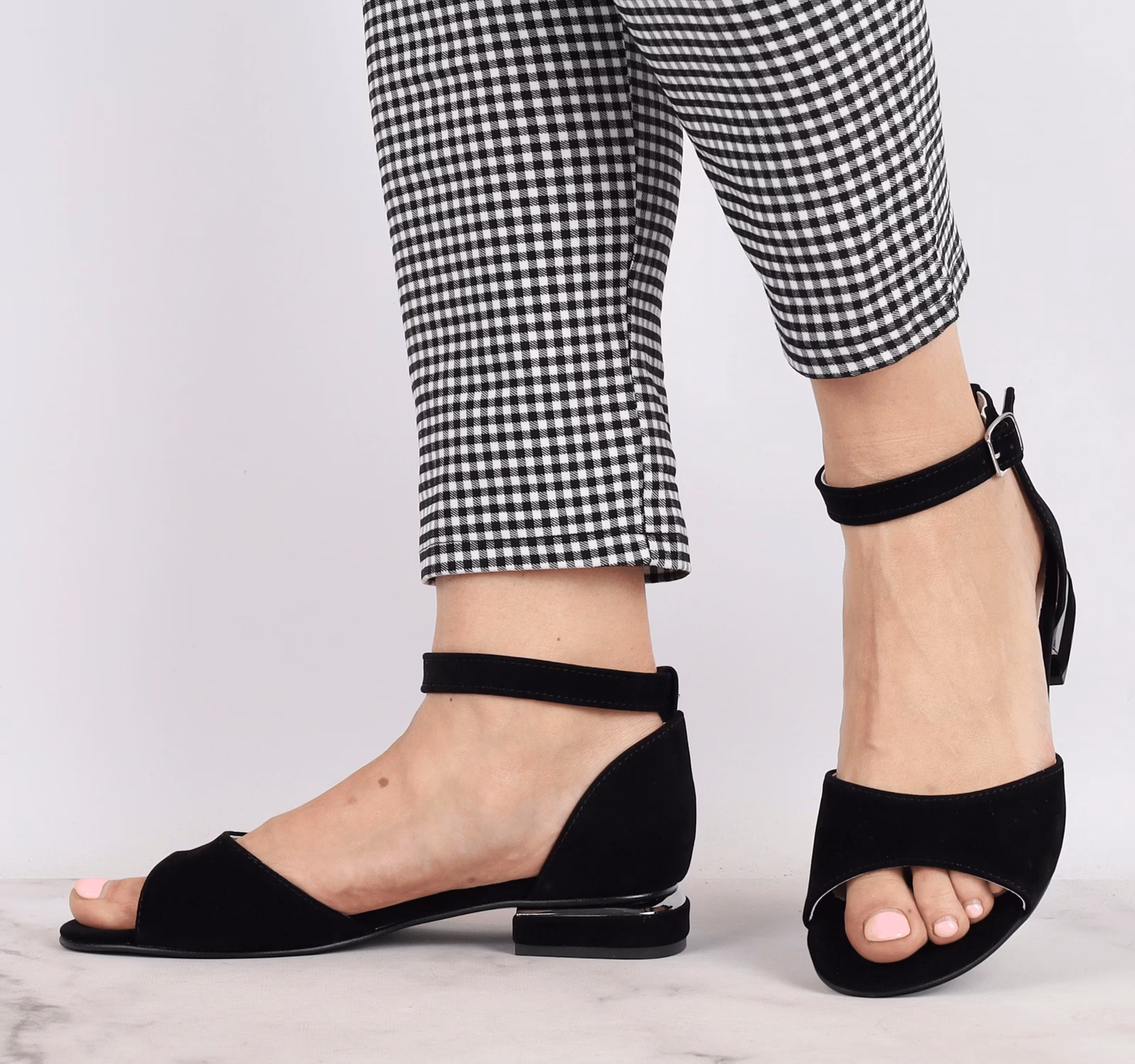 Do czego pasują czarne buty na niskim obcasie?