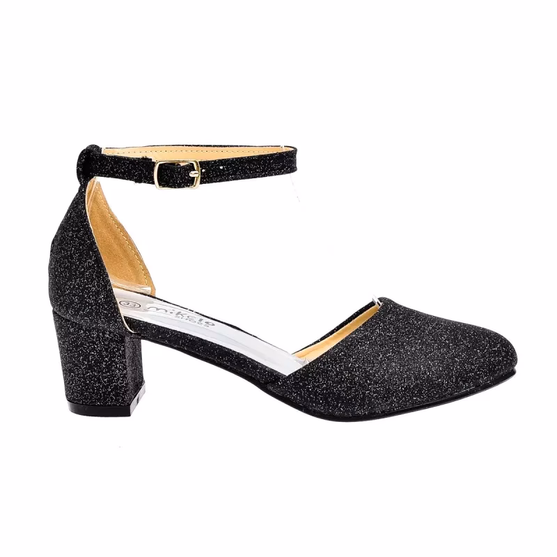 Czy 11-latka może nosić buty na obcasie?