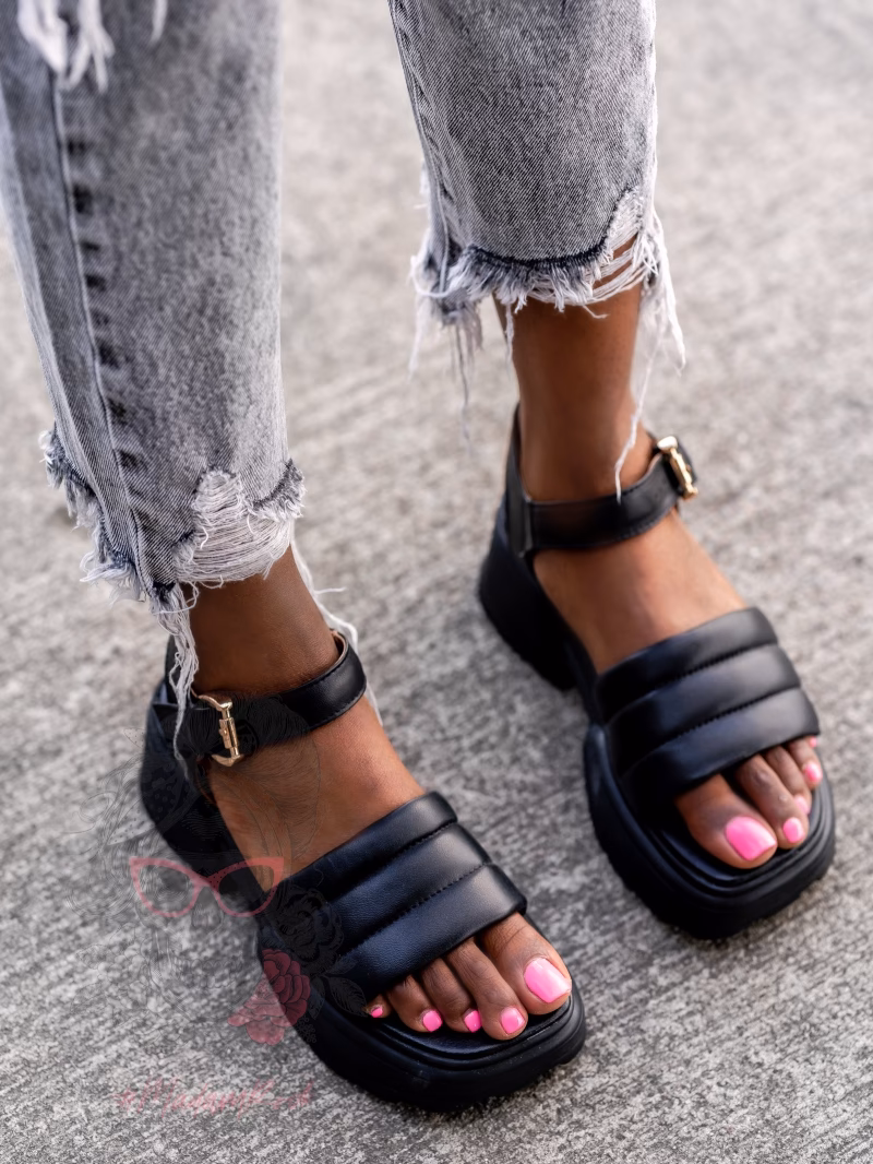 Czy sandały na platformie są modne?