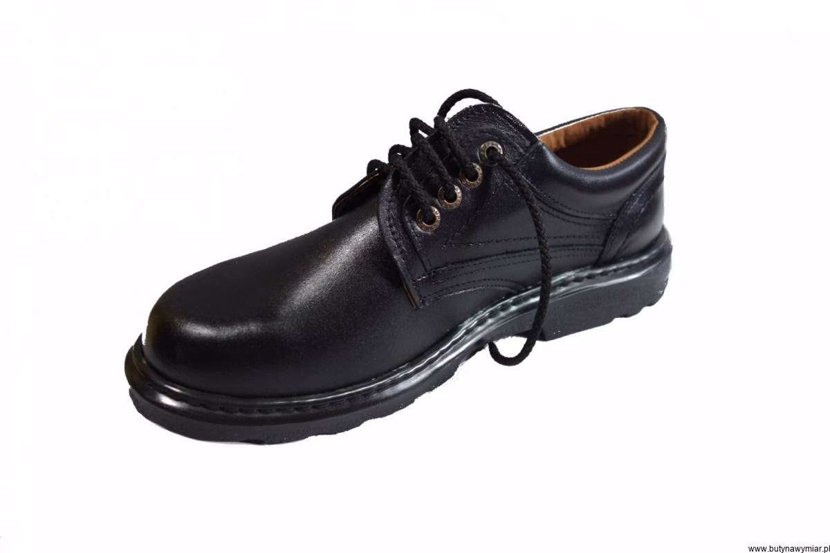 Jak dobrać buty do szerokiej stopy?