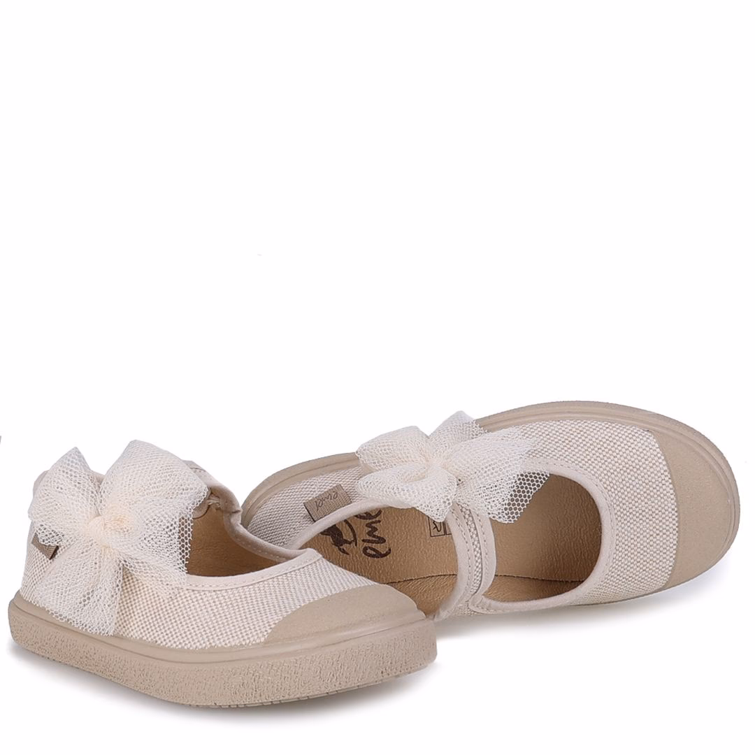 Jakie buty do białej sukienki na zakończenie roku?