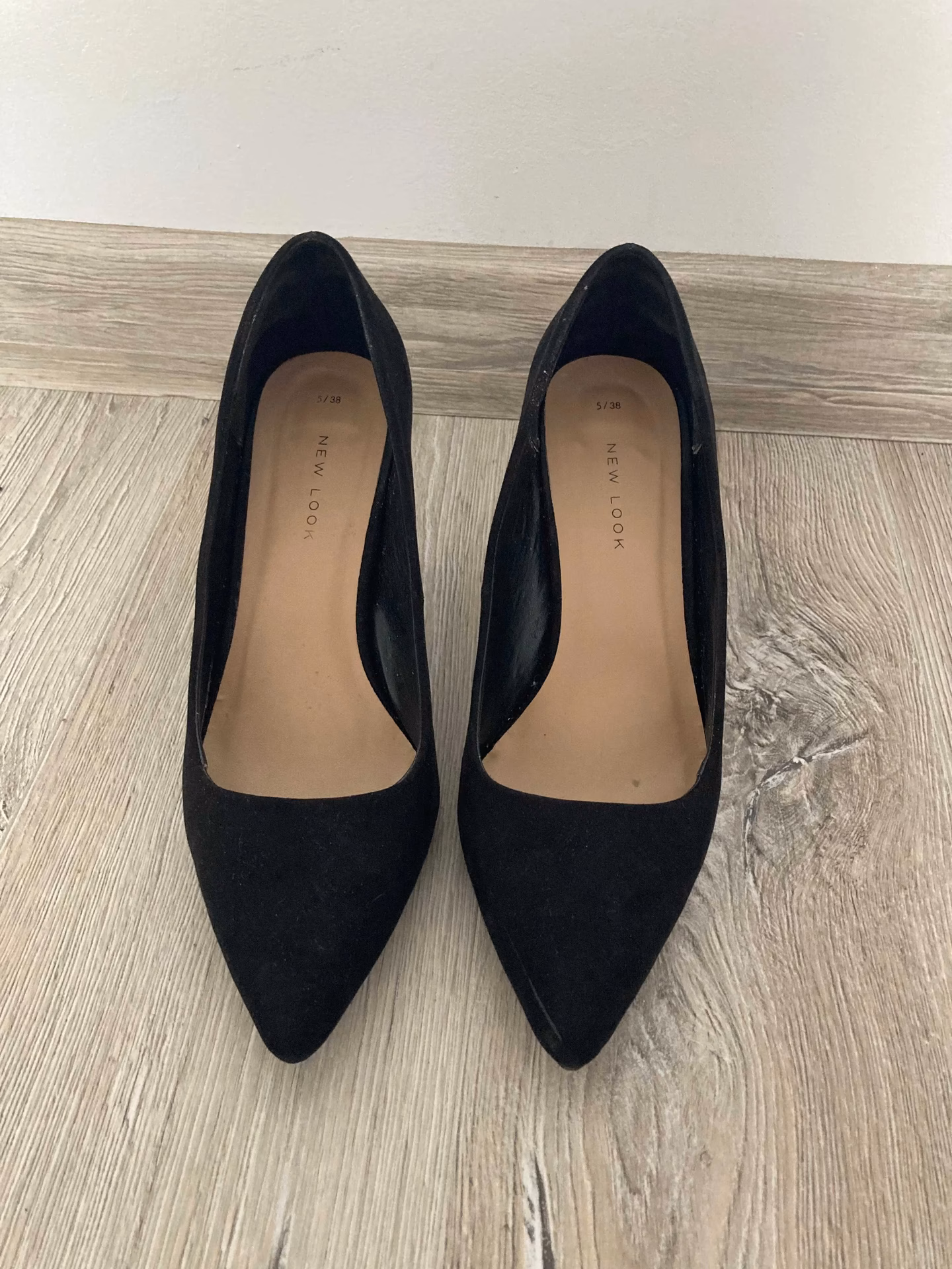 Jakie buty do czarnej sukienki wybrać, by olśniewać stylem?