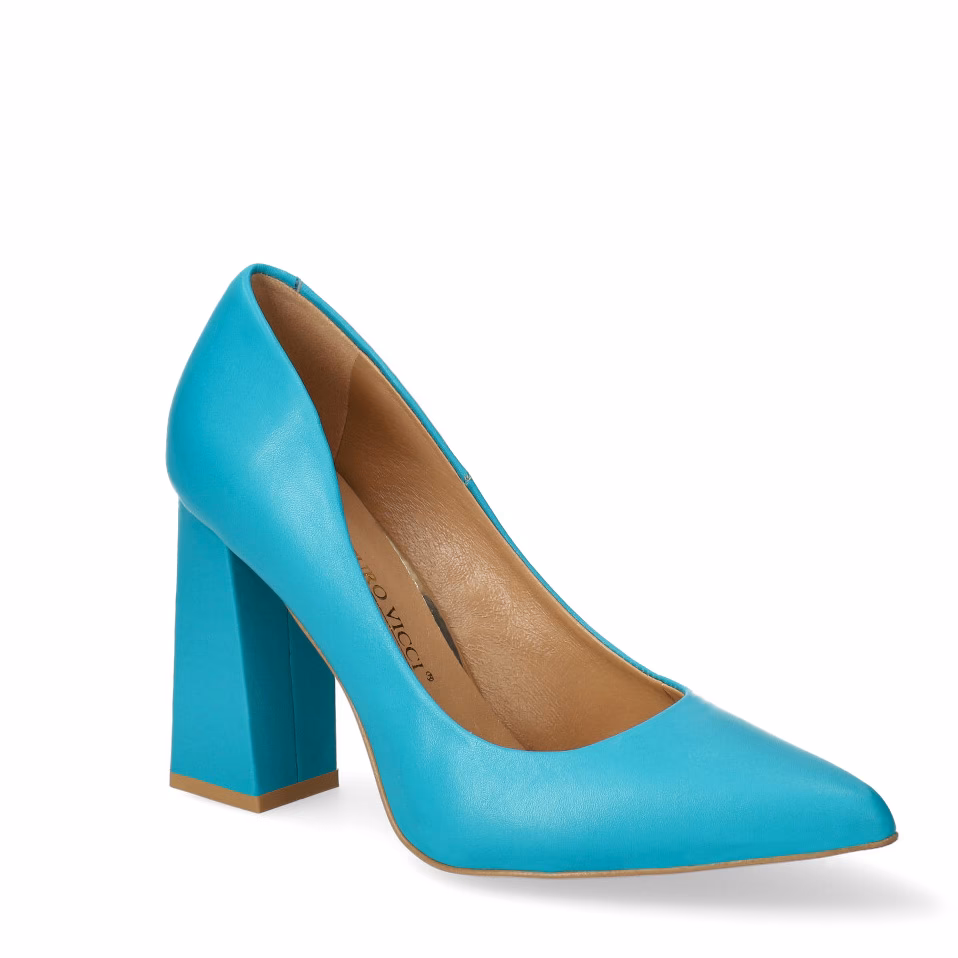 Jaki kolor pasuje do niebieskiego ubrania?