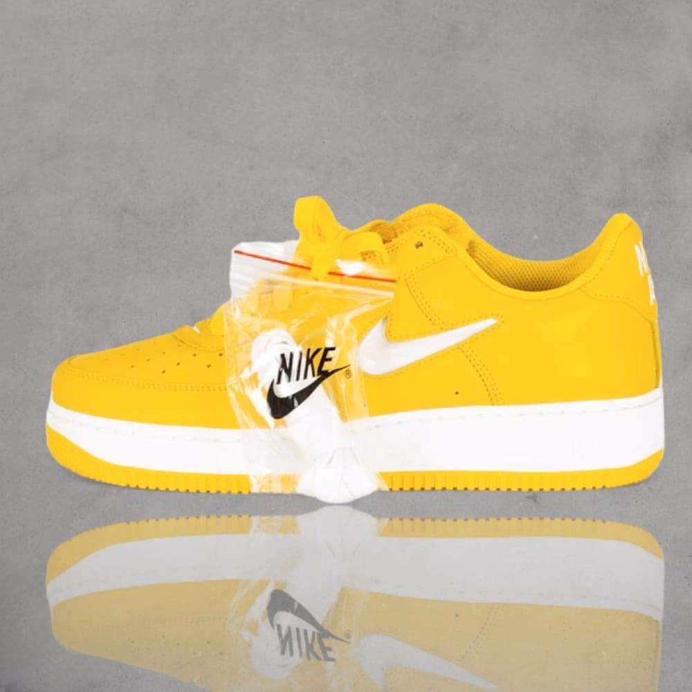 Do czego pasują żółte buty Nike?