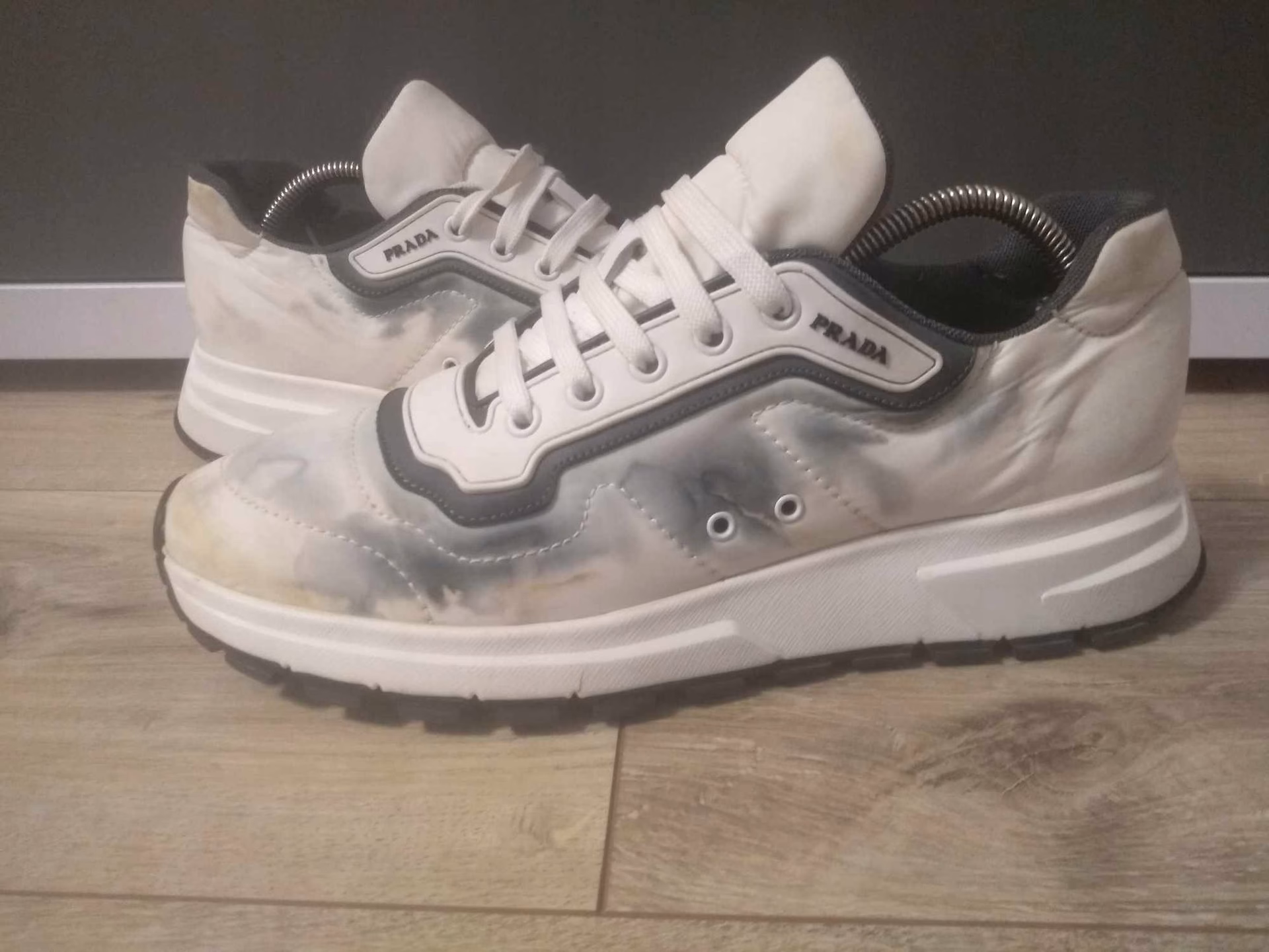 Gdzie kupić oryginalne buty Prada?