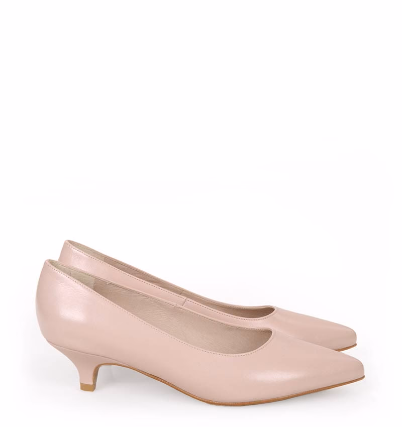 Jaki kolor pasuje do pudrowego różu ubrania?