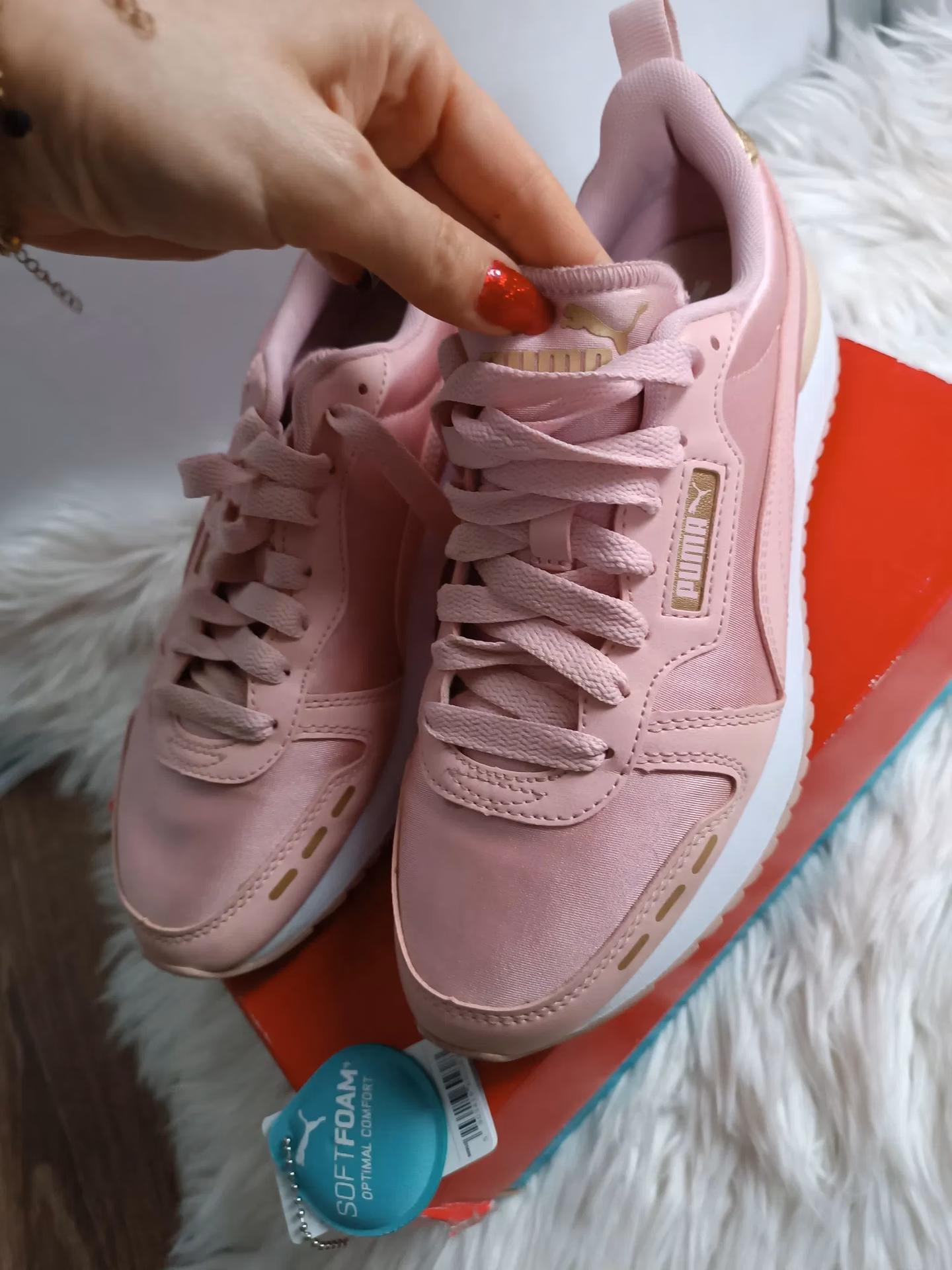 Czy pudrowy róż pasuje do każdego typu urody?