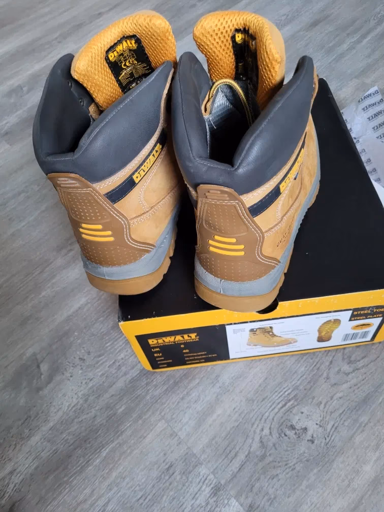 Buty robocze Dewalt — jaką wybrać kategorię ochrony?