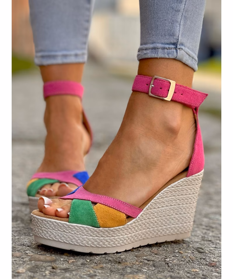 Czy sandały na koturnie są wygodne?