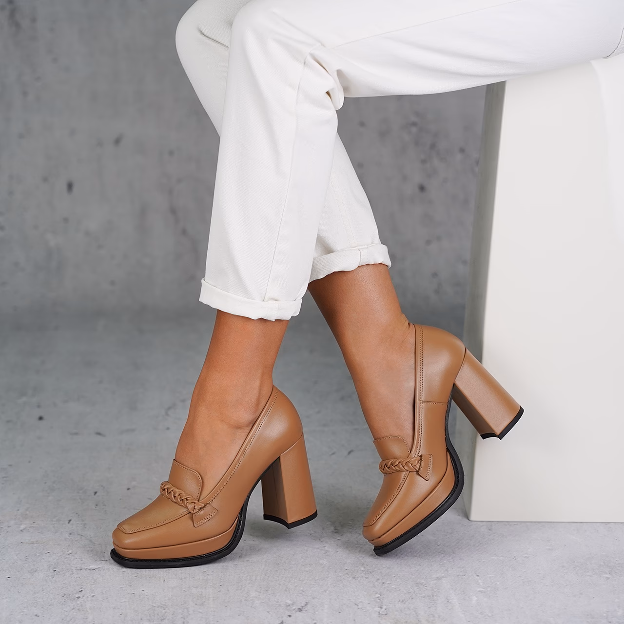 Jak nosić skórzane buty na obcasie?