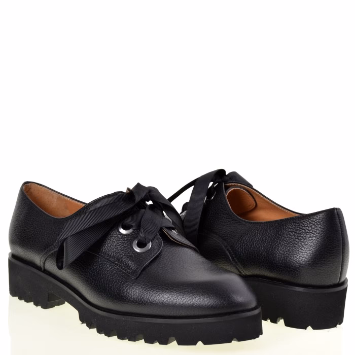 Jak nosić buty sznurowane?