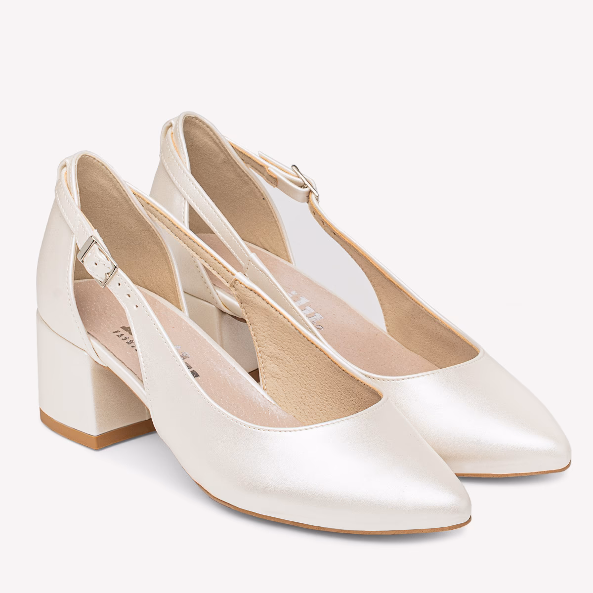 Jak dobrać wysokość obcasa do sukni ślubnej?