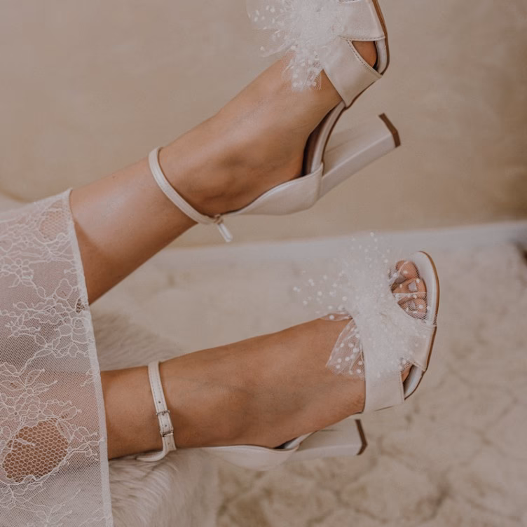 Jak dobrać wysokość obcasa do sukni ślubnej?