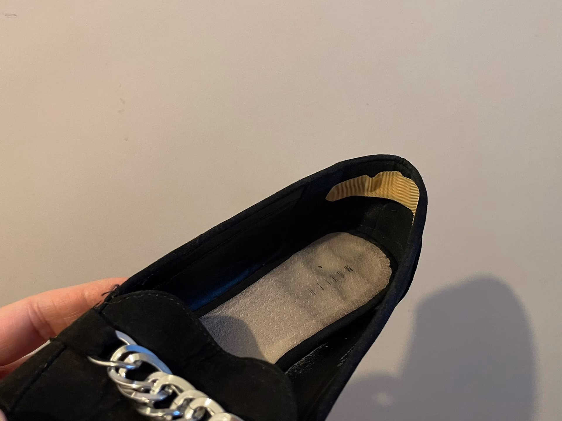 Jak zapobiec spadaniu butów z pięt?