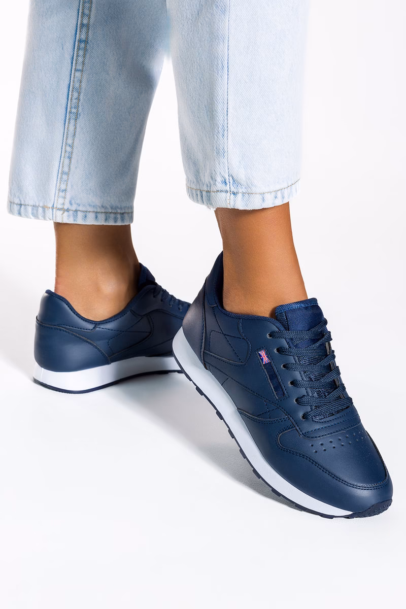 Jak dbać o granatowe buty sportowe?