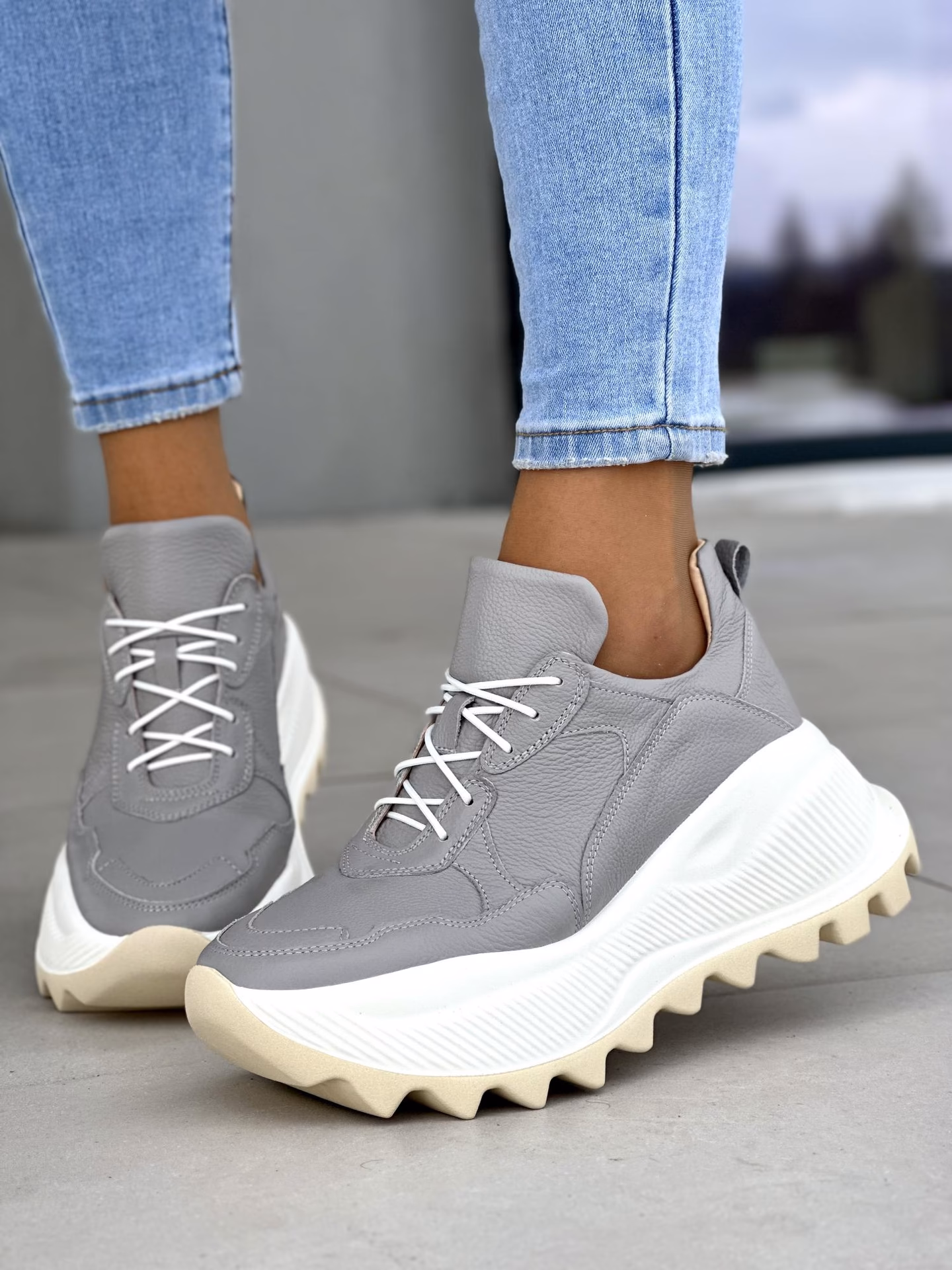 Do czego pasują szare buty?