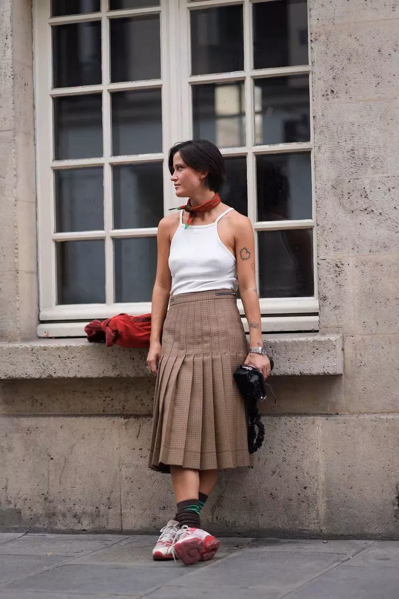 Jak nosić sneakersy do sukienki?