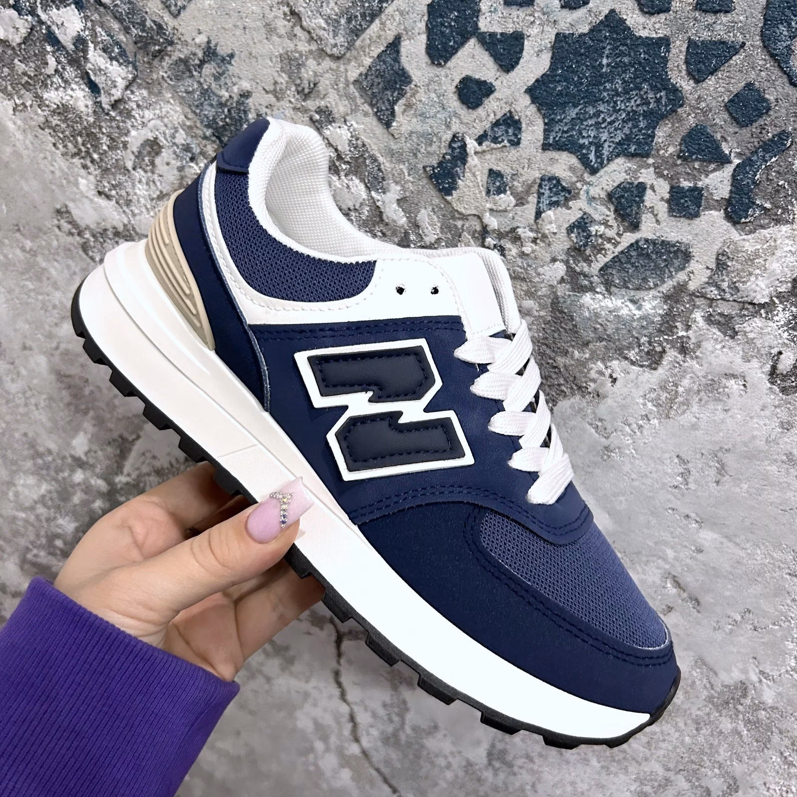 Jakie buty sportowe pasują do granatowej sukienki?