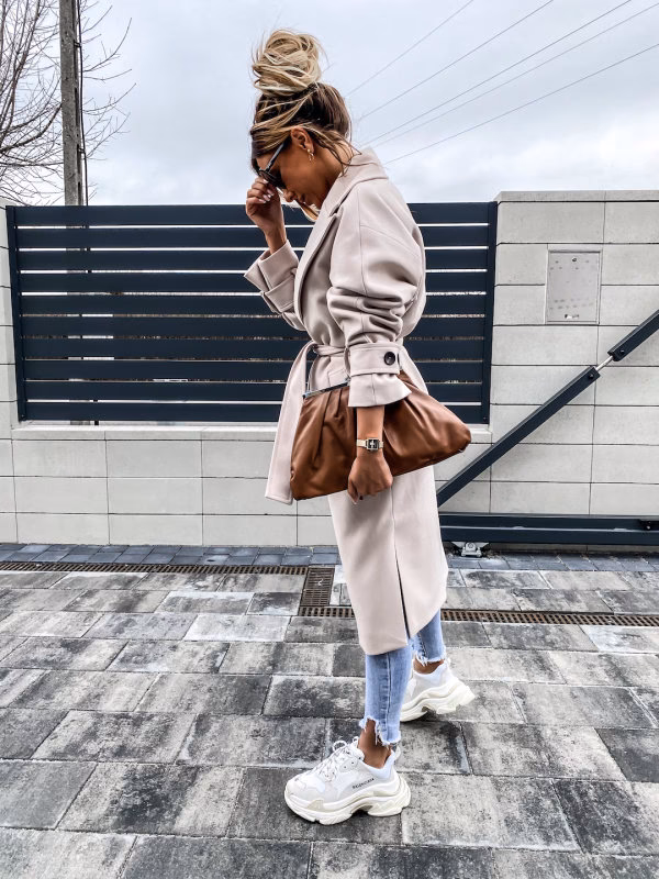 Czy do płaszcza pasują adidasy?