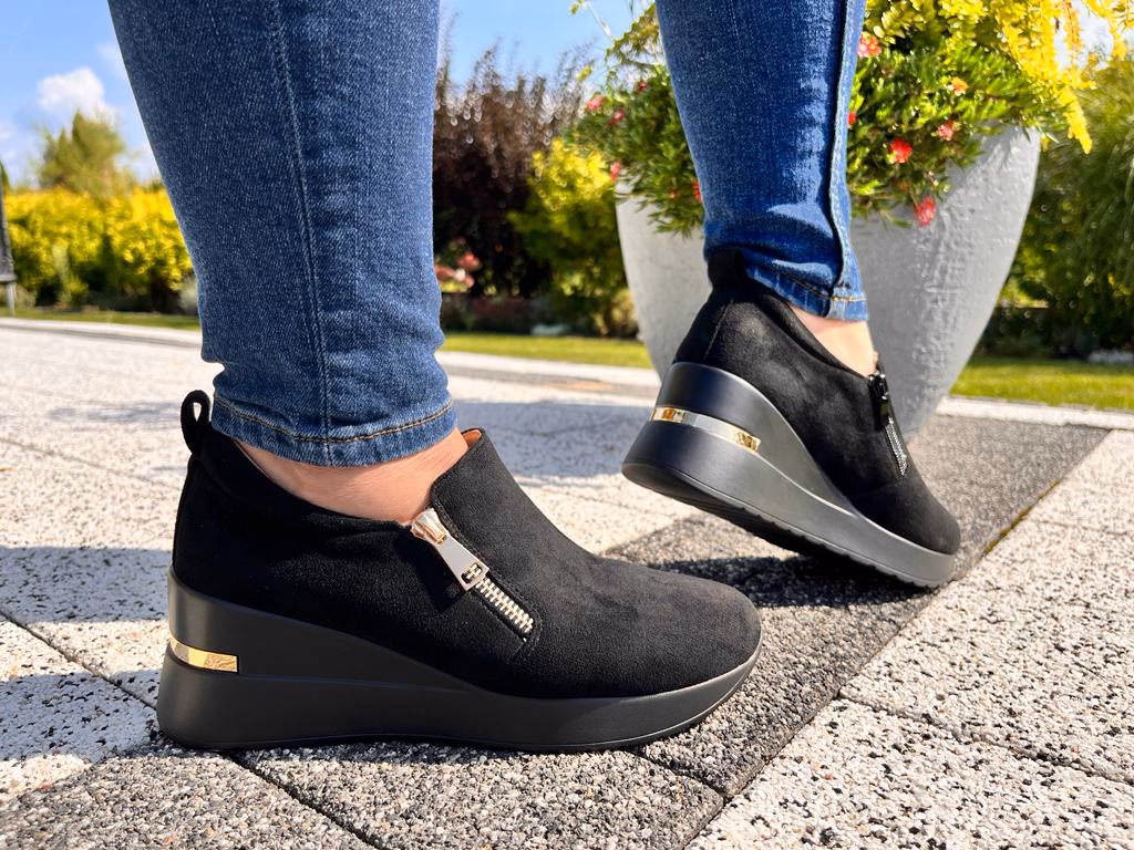 Do czego nosić buty na koturnie?