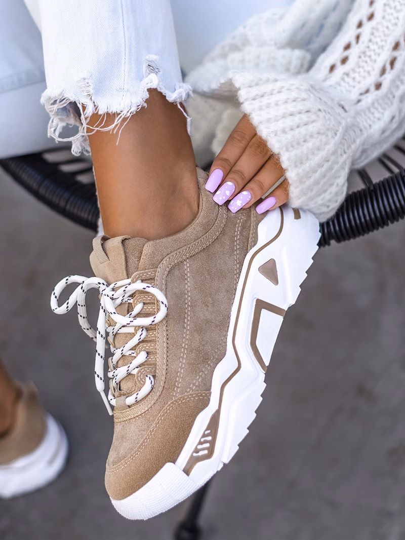 Czy zamszowe buty są dobre na zimę?