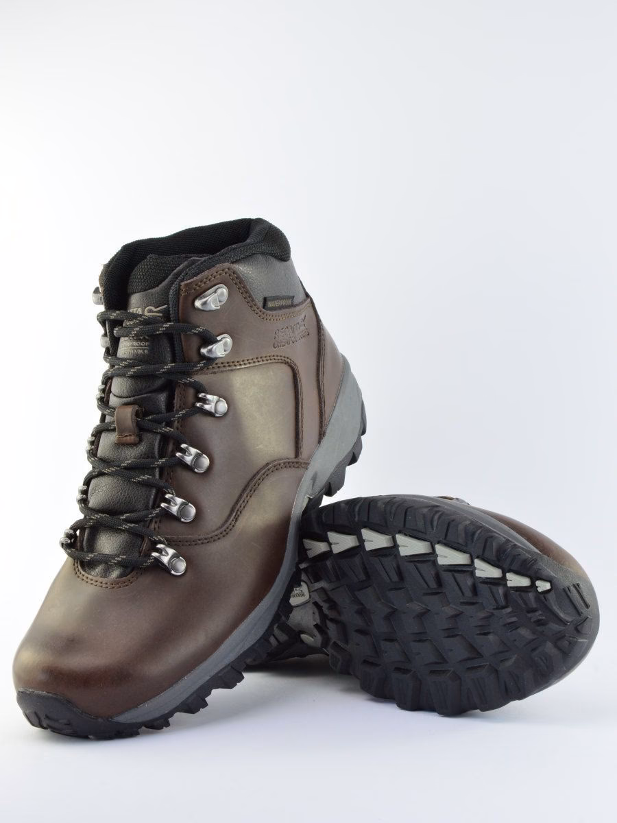 Czym się różnią buty trekkingowe od sportowych?