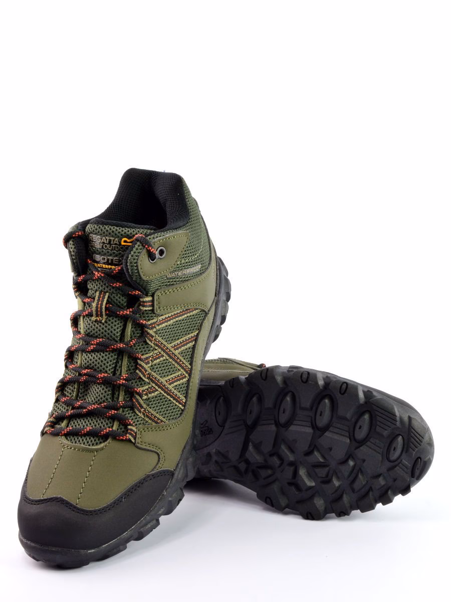 Czym się różnią buty trekkingowe od sportowych?