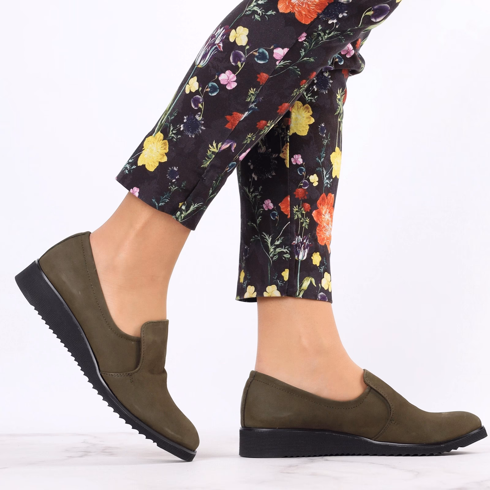 Jakie buty pasują do cielistej sukienki?