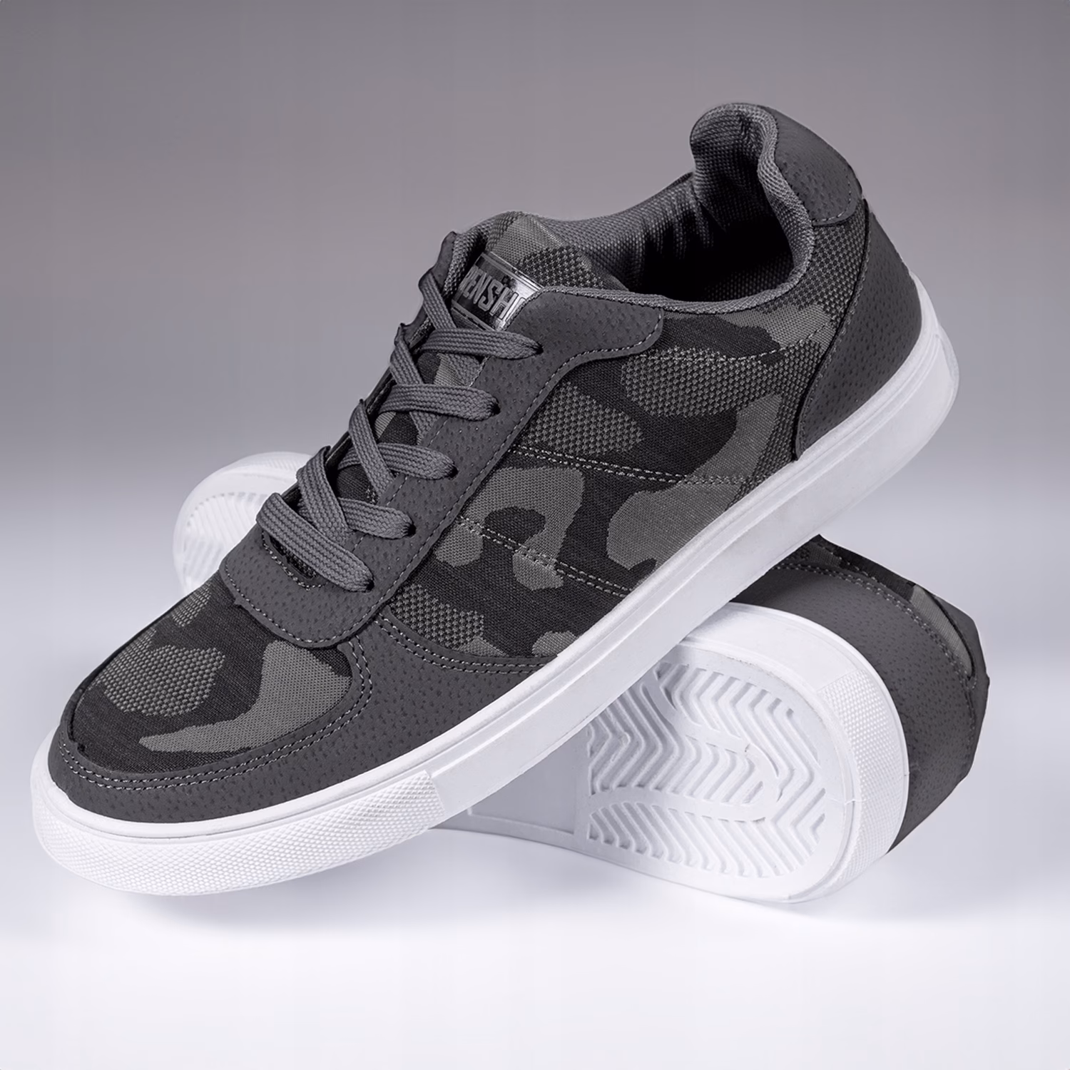 Jak czyścić białe podeszwy butów?