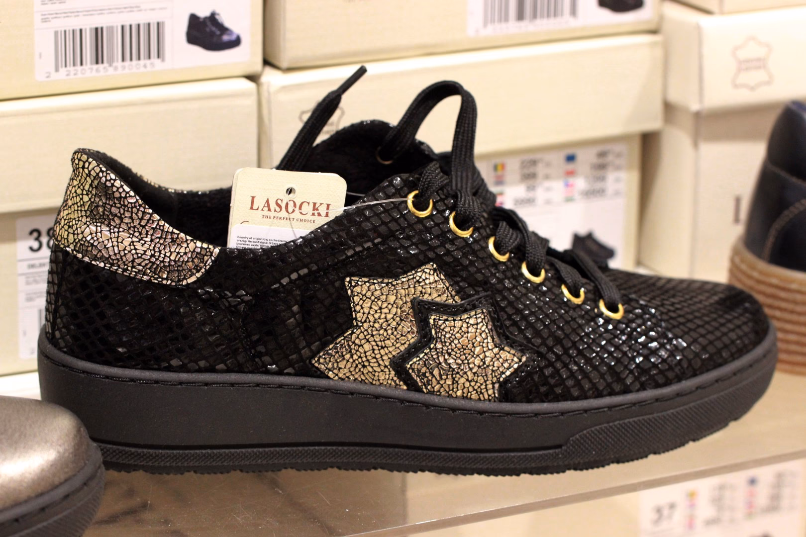 Jakie buty do cekinowej sukienki?