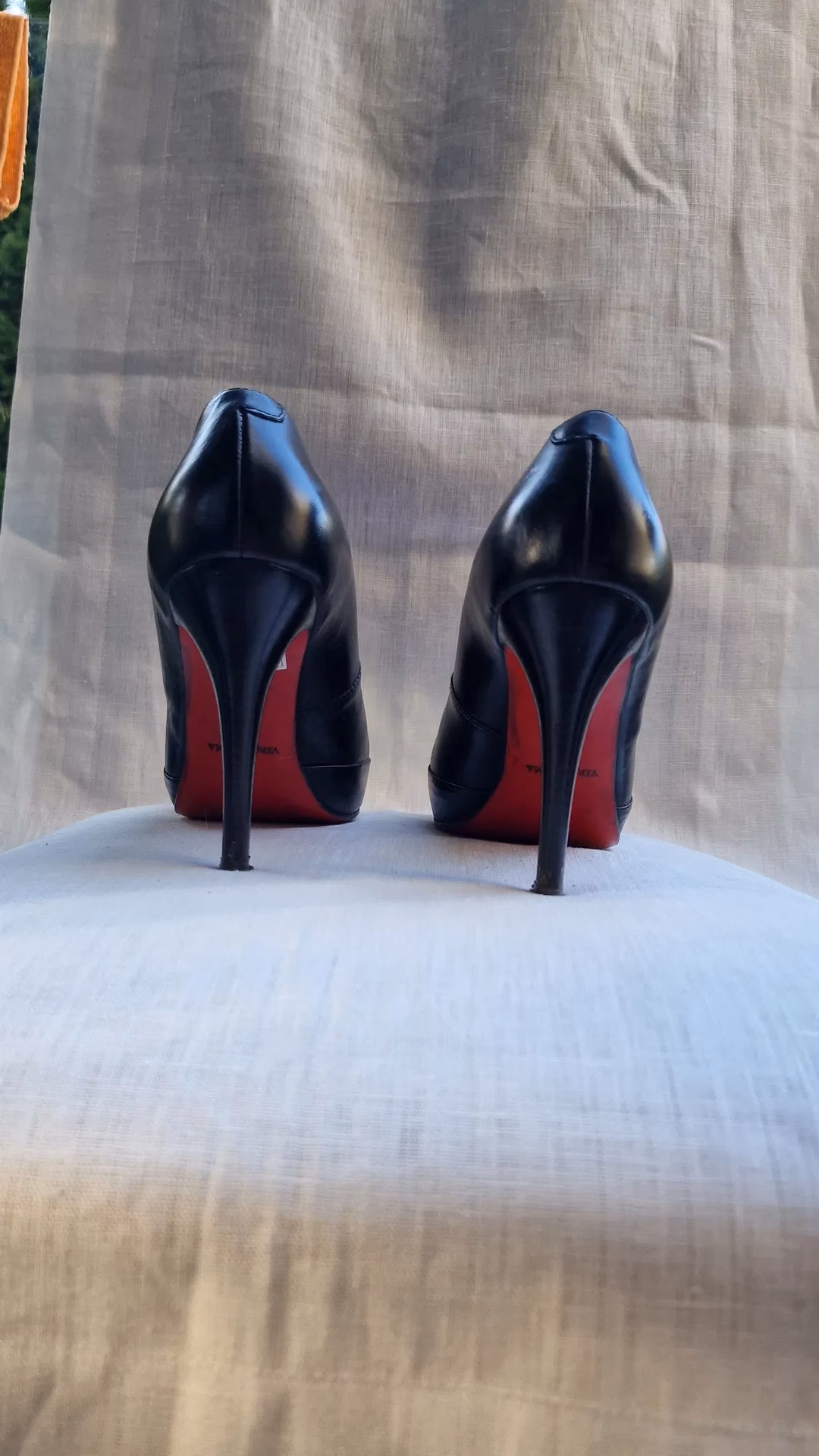 Dlaczego Louboutin używa czerwonej podeszwy?