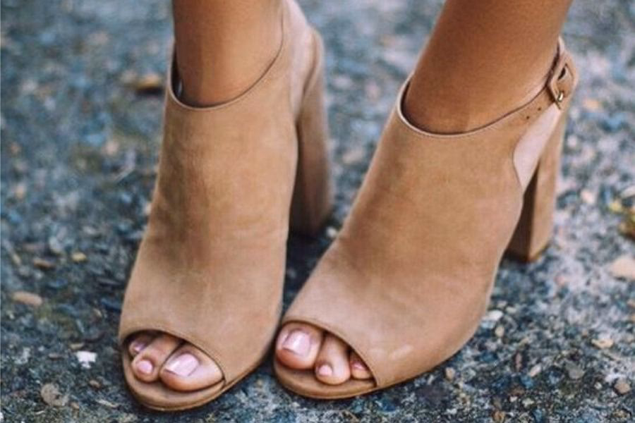 Czy wypada nosić buty z odkrytymi palcami?