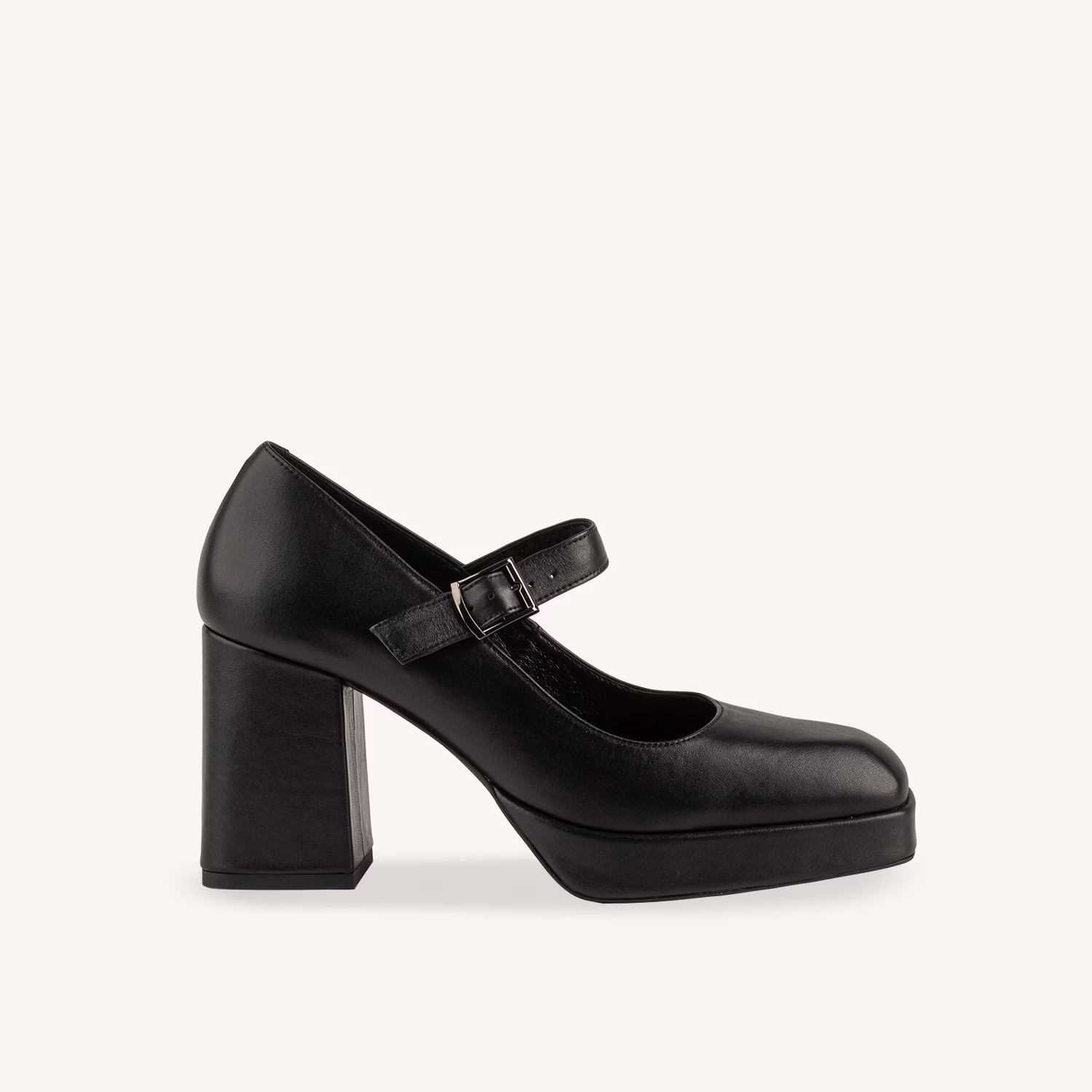 Jak dobrać buty do szerokiej stopy?