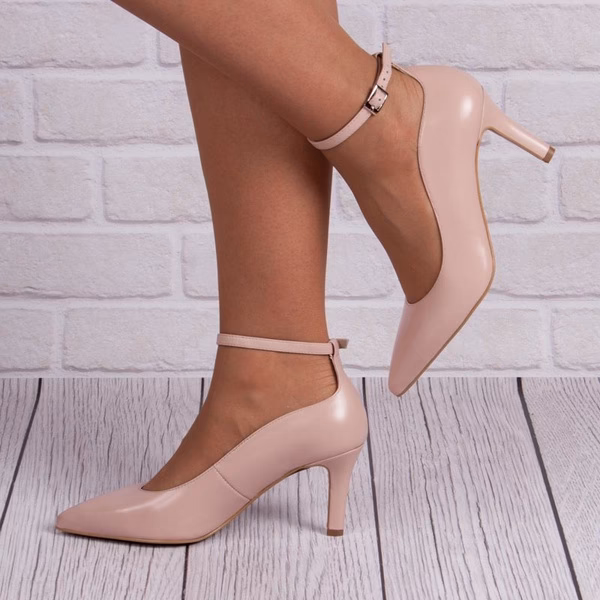 Czy buty z paskiem skracają nogę?