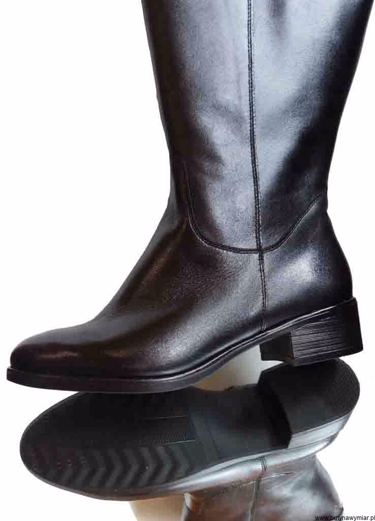 Jak nosić wysokie buty przy szerokich łydkach?