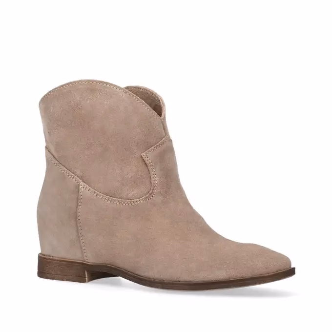 Czy buty na koturnie są modne?