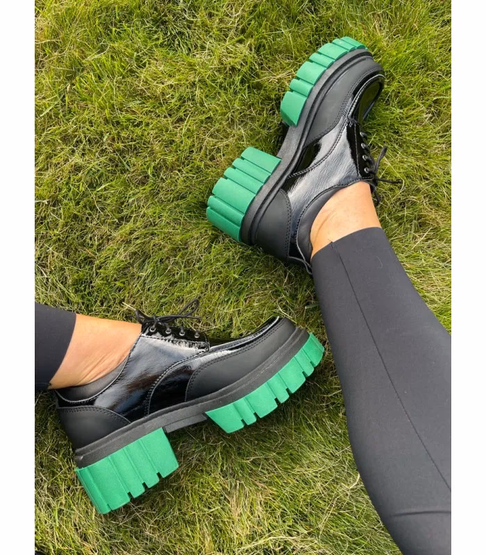 Jakie buty pasują do zielonej sukienki?